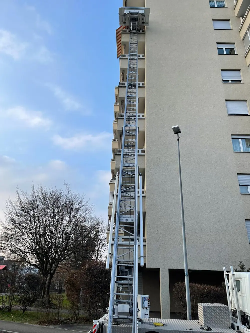 Möbellift am Mehrfamilienhaus: sperrige Möbel werden über die Fassade in eine Wohnung transportiert